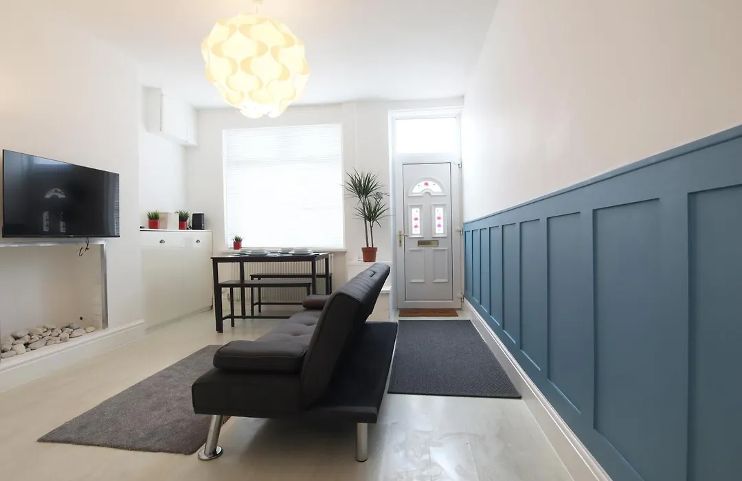 2-Bedroom House, Free Parking, High Speed Wi-Fi, Swinton Manchester-1