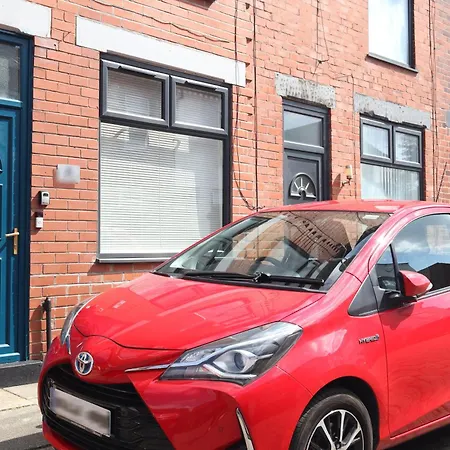 2-Bedroom House, Free Parking, High Speed Wi-Fi, Swinton Manchester-3