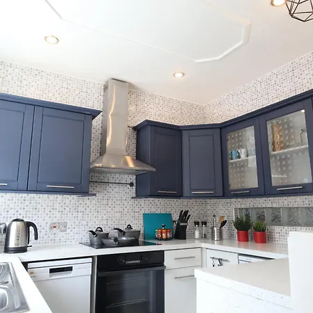 2-Bedroom House, Free Parking, High Speed Wi-Fi, Swinton Manchester-2
